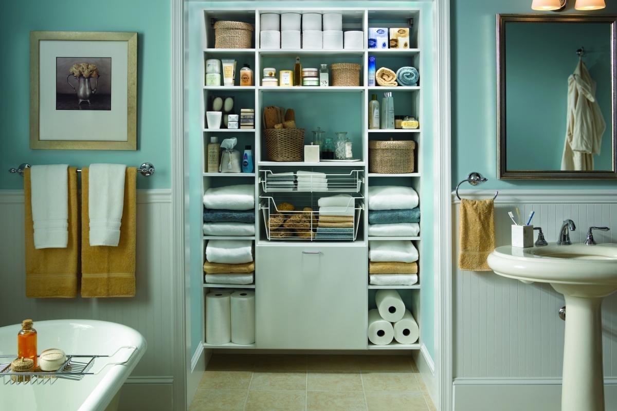 how to make a small bathroom look bigger